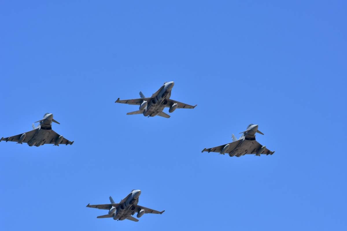 Vuelo en formación de los F/A-18 y los Eurofighter (en los lados) en la ceremonia de despedida. Vuelo en formación de los F/A-18 y los Eurofighter (en los lados) en la ceremonia de despedida.