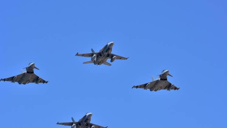  Vuelo en formaci�n de los F/A-18 y los Eurofighter (en los lados) en la ceremonia de despedida.