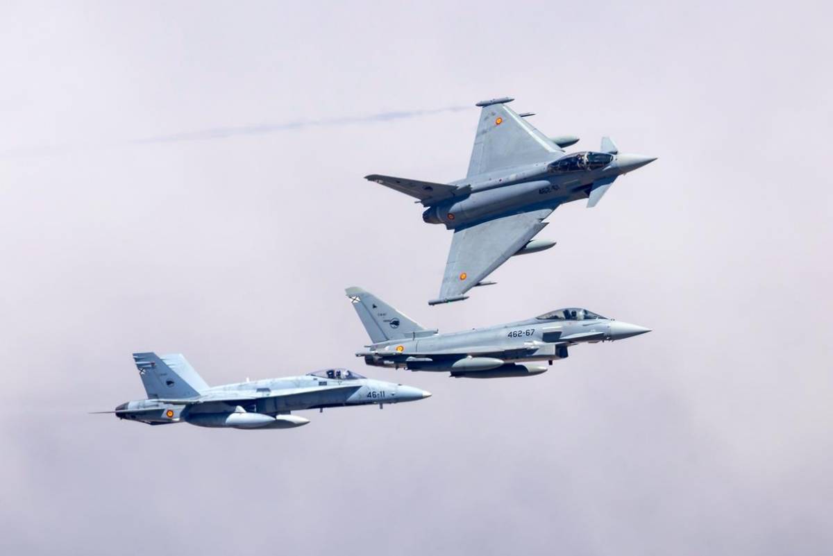 Rotura de la formación de los F/A-18 y Eurofighter sobre los cielos de Gando (Gran Canaria). Rotura de la formación de los F/A-18 y Eurofighter sobre los cielos de Gando (Gran Canaria).
