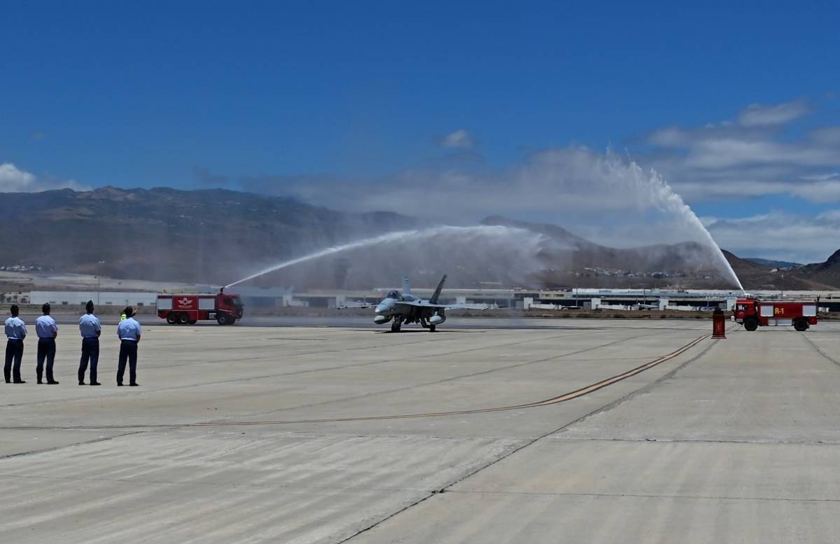 El arco de agua que dedicaron los bomberos de la Base Aérea de Gando al F/A-18 en su despedida tras 25 años de servicio en Canarias. El arco de agua que dedicaron los bomberos de la Base Aérea de Gando al F/A-18 en su despedida tras 25 años de servicio en Canarias.