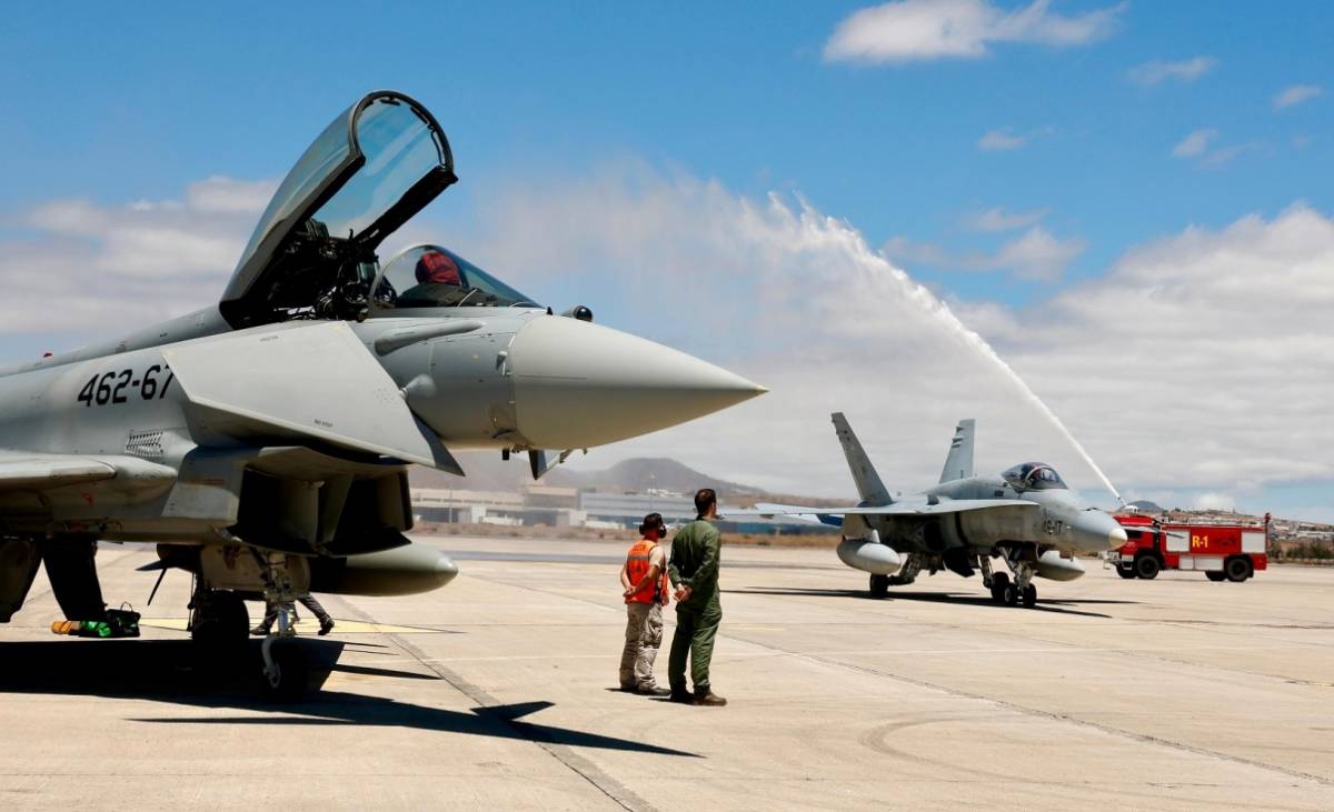 En primer plano, un Eurofighter; justo detrás pasa uno de los últimos F/A-18 bajo el arco de agua. En primer plano, un Eurofighter; justo detrás pasa uno de los últimos F/A-18 bajo el arco de agua.