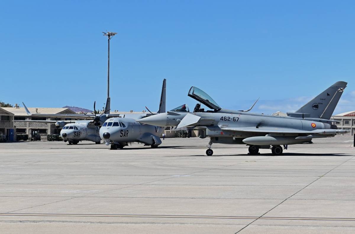 Simbólica imagen de los nuevos aviones del Ala 46; en primer plano, uno de los nuevos Eurofighter y, justo detrás, el primer C295 MSA recién entregado por Airbus DS. Simbólica imagen de los nuevos aviones del Ala 46; en primer plano, uno de los nuevos Eurofighter y, justo detrás, el primer C295 MSA recién entregado por Airbus DS.