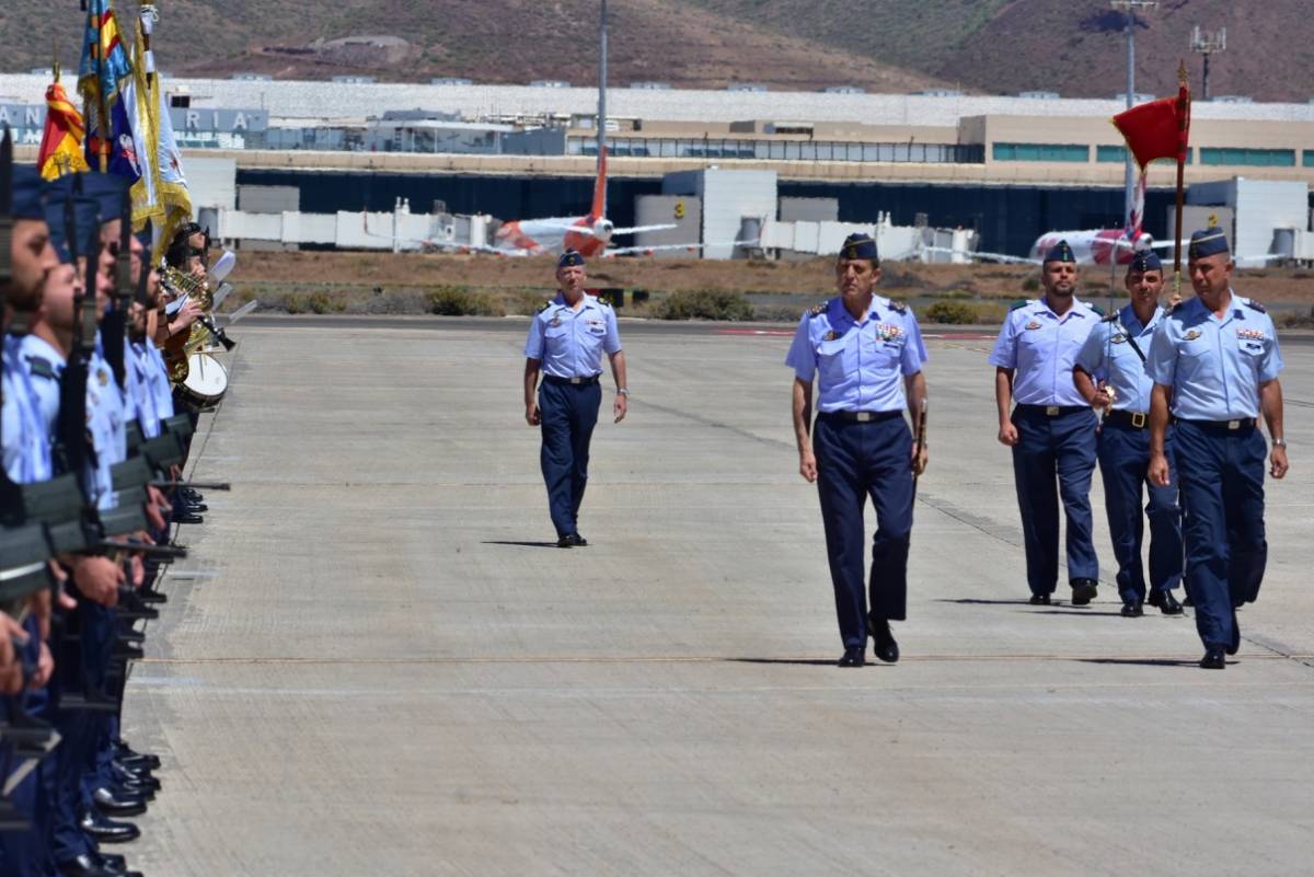 El acto estuvo presidido por el JEMA; aquí lo vemos pasando revista a la Fuerza. El acto estuvo presidido por el JEMA; aquí lo vemos pasando revista a la Fuerza.
