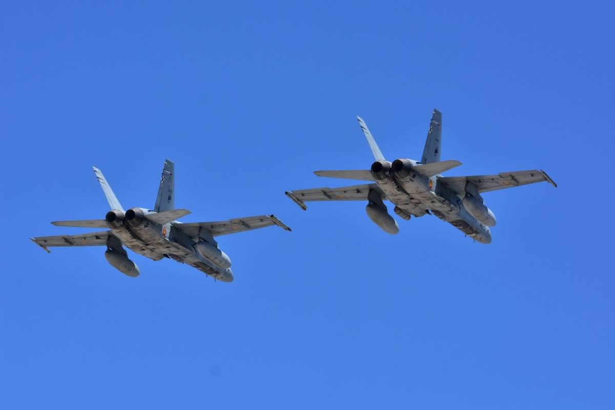 La última pasada oficial de los F/A-18 sobre la Base Aérea de Gando. La última pasada oficial de los F/A-18 sobre la Base Aérea de Gando.