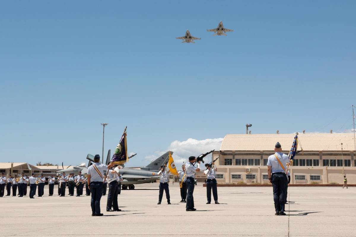 Los F/A-18 efectuaron su última participación en un acto a los caídos en la Base Aérea de Gando. Los F/A-18 efectuaron su última participación en un acto a los caídos en la Base Aérea de Gando.