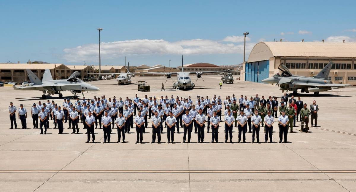 Foto de familia de los participantes en el acto, encabezados por el JEMA; detrás se ven las nuevas aeronaves presentes. Foto de familia de los participantes en el acto, encabezados por el JEMA; detrás se ven las nuevas aeronaves presentes.