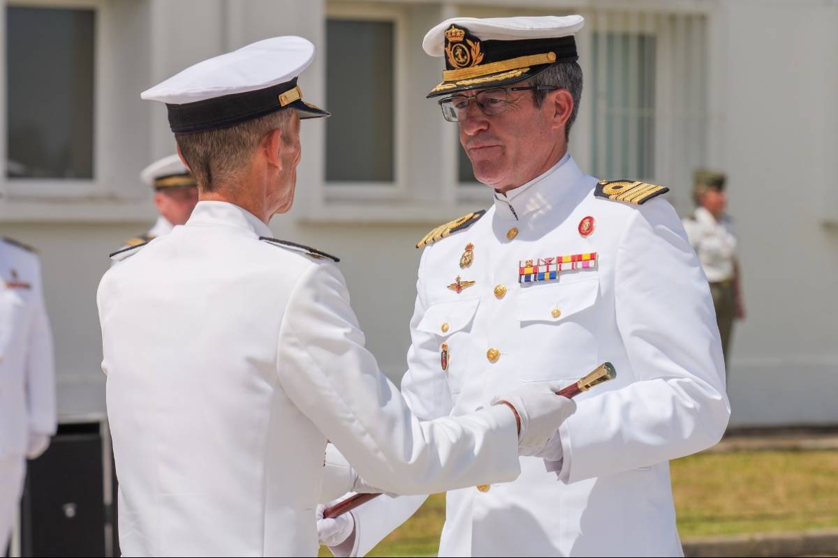 El nuevo COMFLOAN el capit�n de nav�o Diez de Rivera recibiendo el bast�n de mando, de manos del coronel de IM N��ez. (foto Jos� Antonio Almarza)