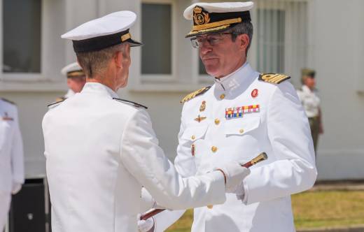 El nuevo COMFLOAN el capit�n de nav�o Diez de Rivera recibiendo el bast�n de mando, de manos del coronel de IM N��ez. (foto Jos� Antonio Almarza)