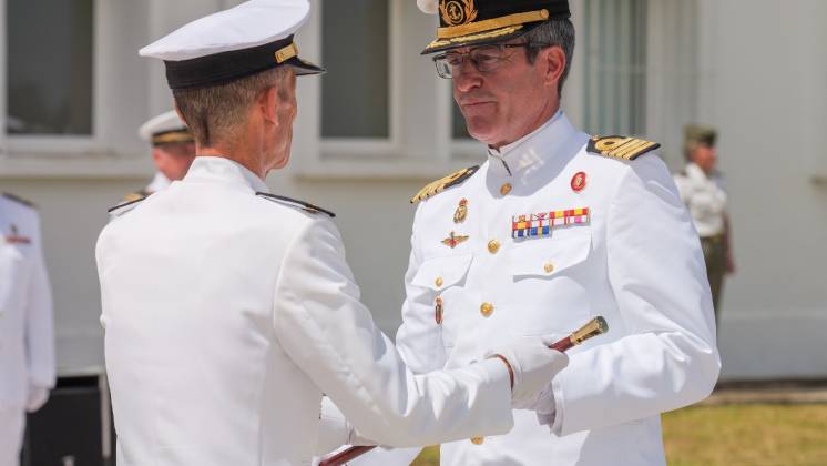 El nuevo COMFLOAN el capit�n de nav�o Diez de Rivera recibiendo el bast�n de mando, de manos del coronel de IM N��ez. (foto Jos� Antonio Almarza)