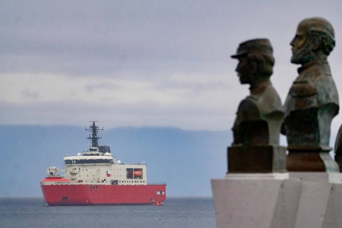 Rompehielos AGB-46 �Almirante Viel� en  Puerto Montt 