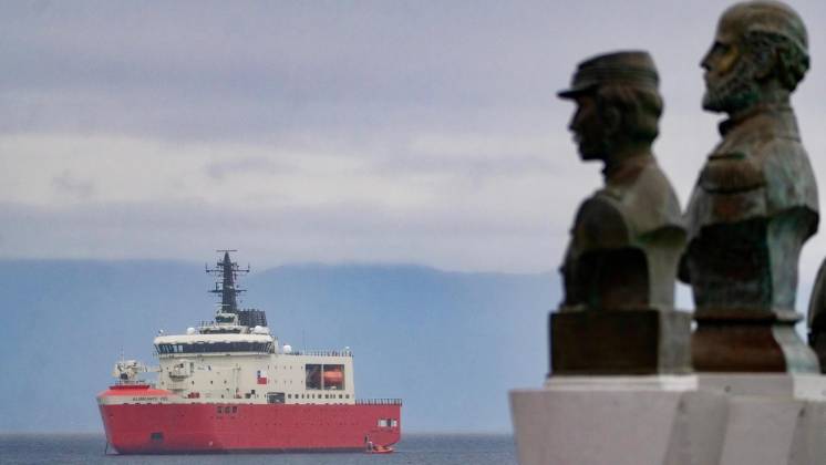 Rompehielos AGB-46 �Almirante Viel� en  Puerto Montt 