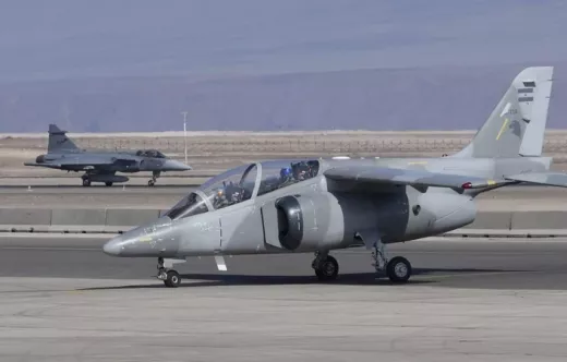IA-63 Pampa III y de fondo un Caza F-39E Gripen en Salitre 2026 (Foto: Alejandro Santander, enviado especial de defensa.com)
