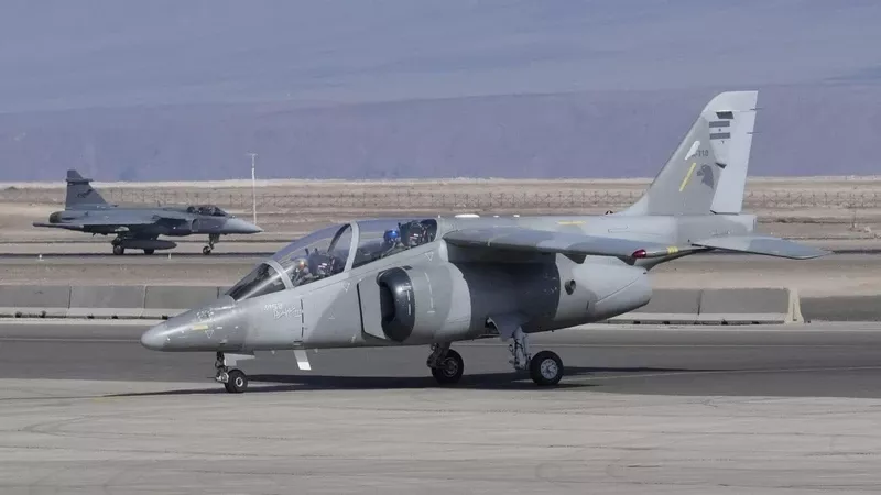 IA-63 Pampa III y de fondo un Caza F-39E Gripen en Salitre 2026 (Foto: Alejandro Santander, enviado especial de defensa.com) IA-63 Pampa III y de fondo un Caza F-39E Gripen en Salitre 2026 (Foto: Alejandro Santander, enviado especial de defensa.com)