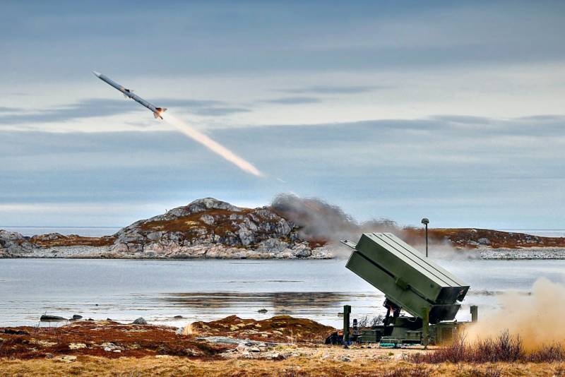 Lanzamiento de misiles de defensa a�rea NASAMS