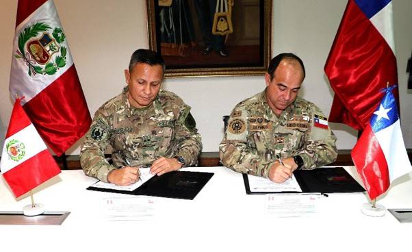 Firma de acuerdos en la Tercera Reunión Bilateral de Inteligencia entre los Ejércitos de Perú y Chile (Foto: Comando Conjunto Perú) Firma de acuerdos en la Tercera Reunión Bilateral de Inteligencia entre los Ejércitos de Perú y Chile (Foto: Comando Conjunto Perú)