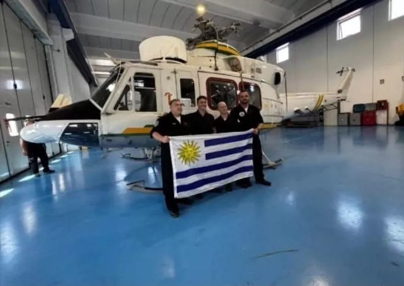 Helicóptero Leonardo AB 412 de la Armada uruguaya. Foto: Faunáticos Helicóptero Leonardo AB 412 de la Armada uruguaya. Foto: Faunáticos