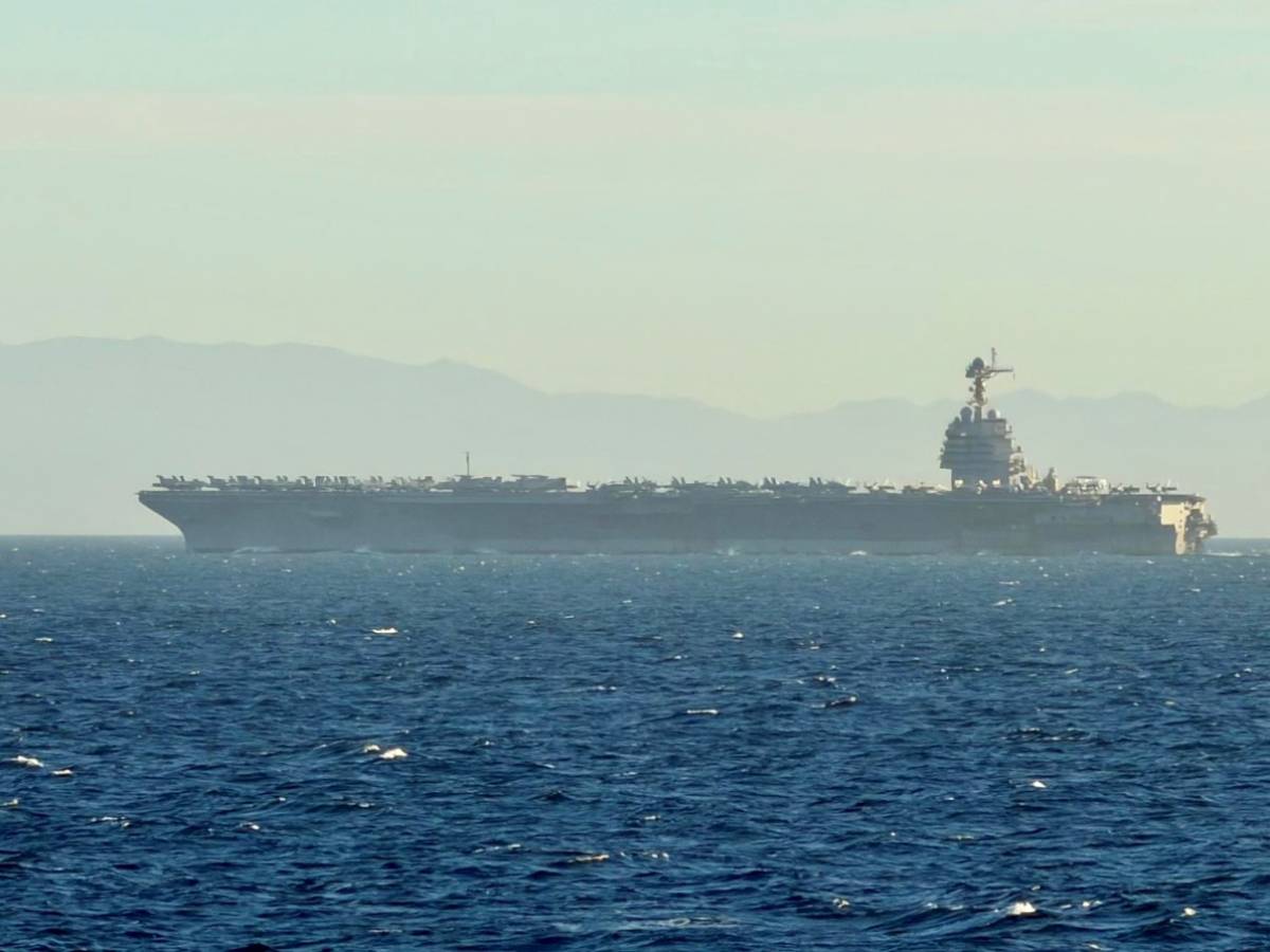 El portaaviones USS “George H.W. Bush” cruzando el Estrecho de Gibraltar. (foto: EMAD) El portaaviones USS “George H.W. Bush” cruzando el Estrecho de Gibraltar. (foto: EMAD)