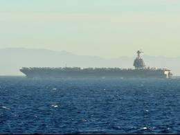 El portaaviones USS �George H.W. Bush� cruzando el Estrecho de Gibraltar. (foto: EMAD)