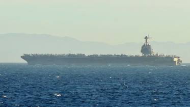 El portaaviones USS �George H.W. Bush� cruzando el Estrecho de Gibraltar. (foto: EMAD)