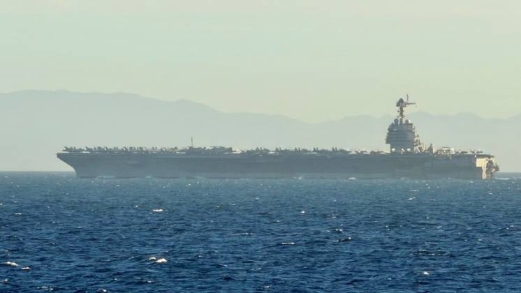 El portaaviones USS �George H.W. Bush� cruzando el Estrecho de Gibraltar. (foto: EMAD)