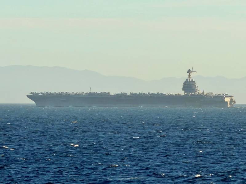El portaaviones USS �George H.W. Bush� cruzando el Estrecho de Gibraltar. (foto: EMAD)