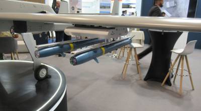 Micomisiles Fox de AERTEC bajo las alas de un UAV Tarsis en la pasada edici�n de FEINDEF (autor)