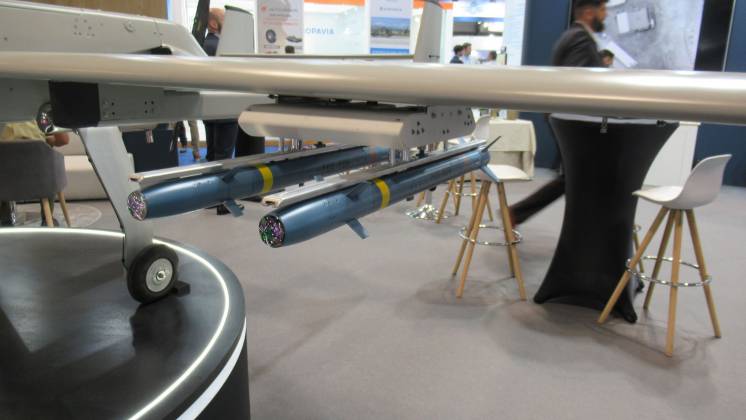 Micomisiles Fox de AERTEC bajo las alas de un UAV Tarsis en la pasada edici�n de FEINDEF (autor)