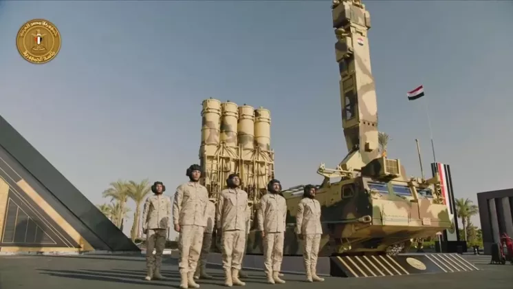 El veh�culo 9A83ME es un lanzador de misiles del S-300VM que transporta 4 misiles y un radar de guiado de misiles.