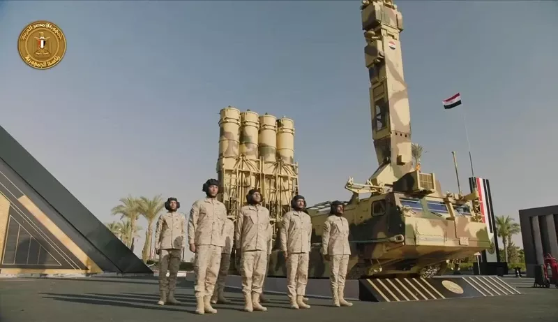 El veh�culo 9A83ME es un lanzador de misiles del S-300VM que transporta 4 misiles y un radar de guiado de misiles.
