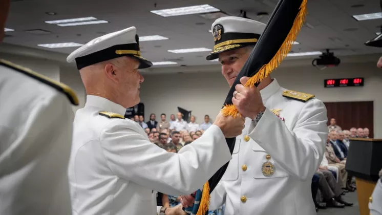 El contraalmirante Brian H. Bennett recibe del contraalmirante Mark A. Schafer, el estandarte del SOCSOUTH. (Cr�ditos: SOUTHCOM)