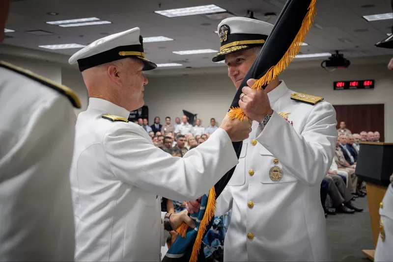 El contraalmirante Brian H. Bennett recibe del contraalmirante Mark A. Schafer, el estandarte del SOCSOUTH. (Créditos: SOUTHCOM) El contraalmirante Brian H. Bennett recibe del contraalmirante Mark A. Schafer, el estandarte del SOCSOUTH. (Créditos: SOUTHCOM)