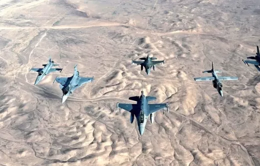 (Izquierda a derecha) F-5 Tiger III, F-39E Gripen, F-16D Block 50, F-16 Block 40,  IA-63 Pampa III y F-16 MLU. 