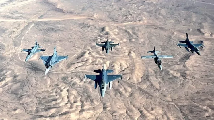 (Izquierda a derecha) F-5 Tiger III, F-39E Gripen, F-16D Block 50, F-16 Block 40,  IA-63 Pampa III y F-16 MLU. 