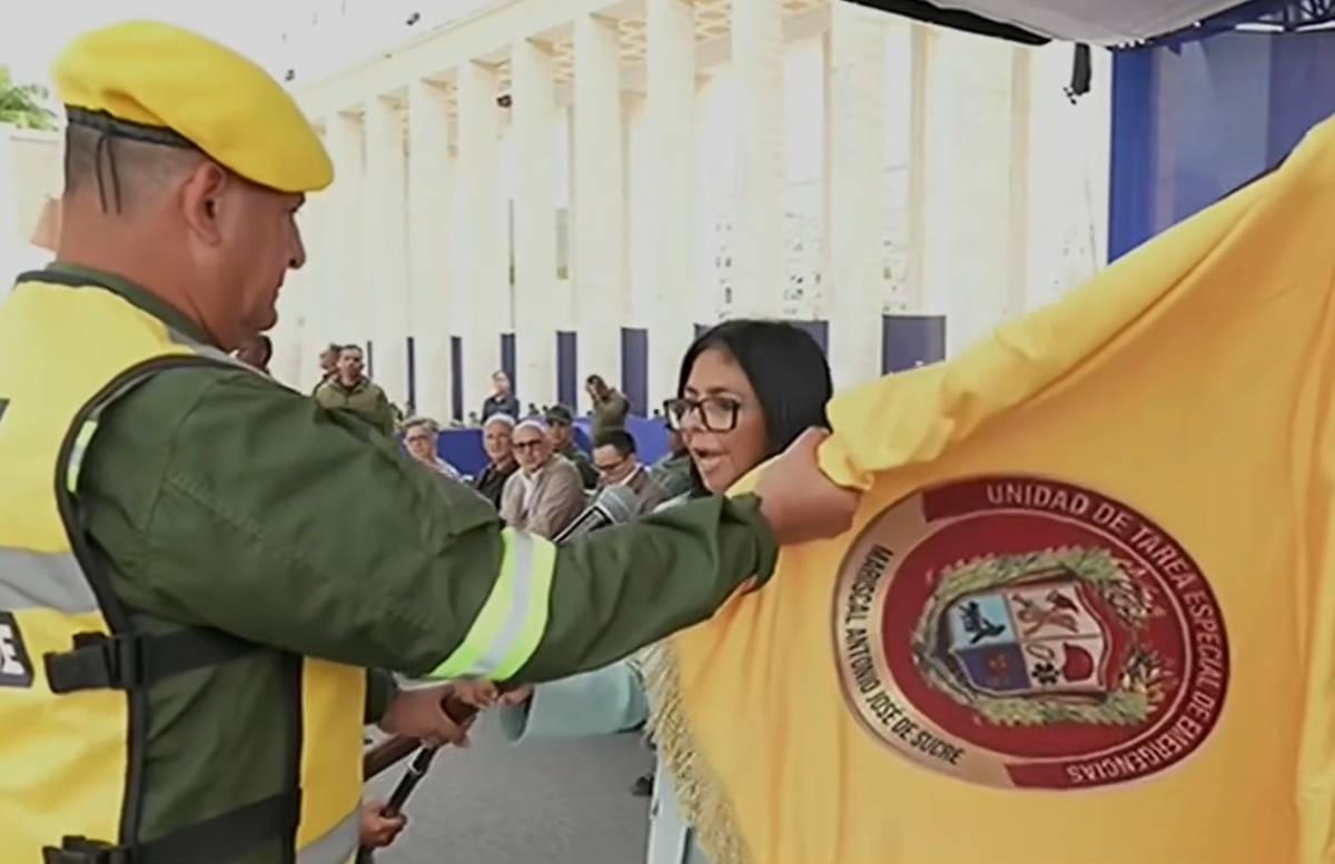 El G/B (EB) Pavón Castellanos recibe el estandarte de la Unidad de Tarea Especial de manos de Delcy Rodríguez. (Créditos: TVFANB) El G/B (EB) Pavón Castellanos recibe el estandarte de la Unidad de Tarea Especial de manos de Delcy Rodríguez. (Créditos: TVFANB)