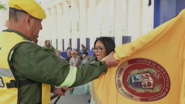 El G/B (EB) Pav�n Castellanos recibe el estandarte de la �Unidad de Tarea Especial de manos de Delcy Rodr�guez. (Cr�ditos: TVFANB)
