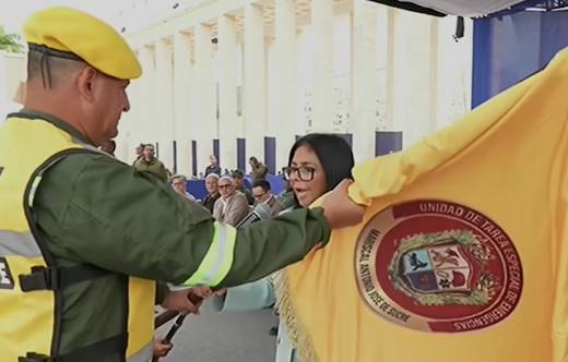 El G/B (EB) Pav�n Castellanos recibe el estandarte de la �Unidad de Tarea Especial de manos de Delcy Rodr�guez. (Cr�ditos: TVFANB)