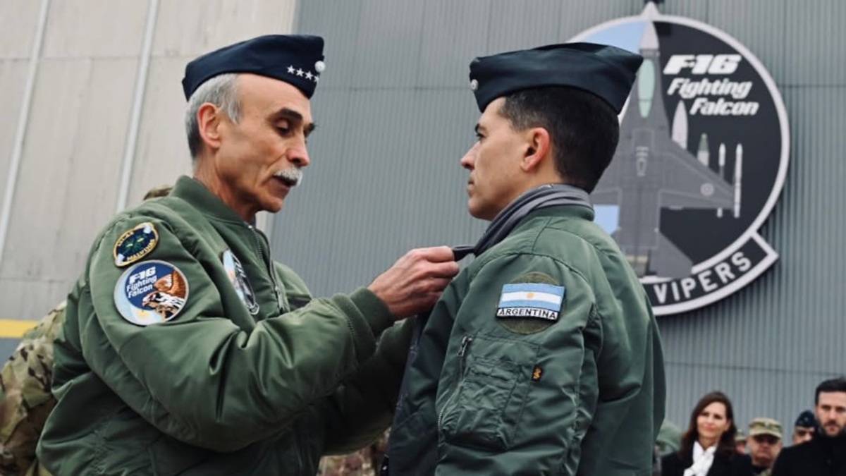 El Comandante en Jefe de la Fuerza Aérea Argentina impone su pañuelo a un nuevo aviador nacional El Comandante en Jefe de la Fuerza Aérea Argentina impone su pañuelo a un nuevo aviador nacional