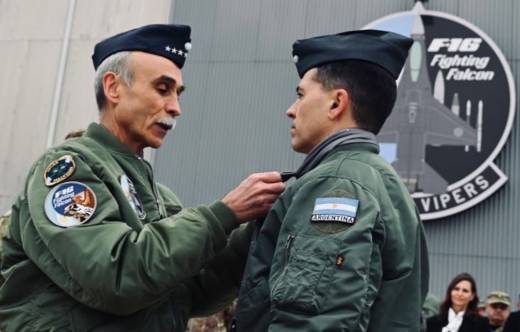 El Comandante en Jefe de la Fuerza A�rea Argentina impone su pa�uelo a un nuevo aviador nacional