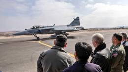 Jos� Antonio Kast junto al Comandante en Jefe de la FACh observando al F-39E Gripen de la For�a A�rea Brasileira en Salitre 2026 (Foto: GORE Antofagasta)