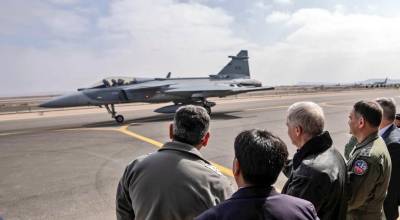 Jos� Antonio Kast junto al Comandante en Jefe de la FACh observando al F-39E Gripen de la For�a A�rea Brasileira en Salitre 2026 (Foto: GORE Antofagasta)