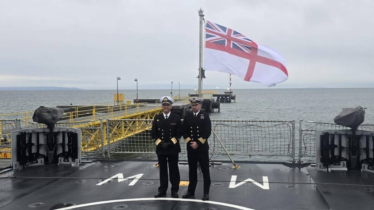 Representantes de la Armada de Chile y Reino Unido en la cubierta del HMS Medway, Punta Arenas, Chile. Representantes de la Armada de Chile y Reino Unido en la cubierta del HMS Medway, Punta Arenas, Chile.
