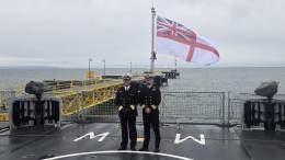 Representantes de la Armada de Chile y Reino Unido en la cubierta del HMS Medway, Punta Arenas, Chile.