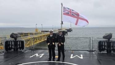 Representantes de la Armada de Chile y Reino Unido en la cubierta del HMS Medway, Punta Arenas, Chile.