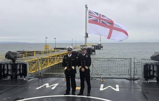 Representantes de la Armada de Chile y Reino Unido en la cubierta del HMS Medway, Punta Arenas, Chile.