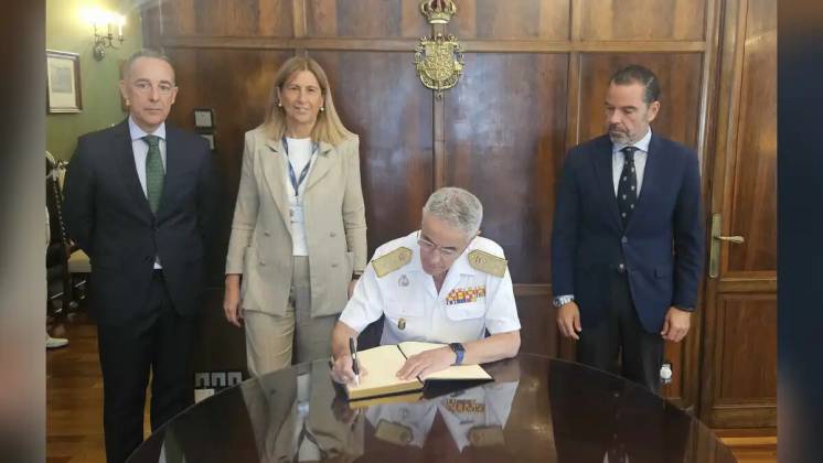 El almirante general Antonio Pi�eiro firmando en el libro de honor del astillero.