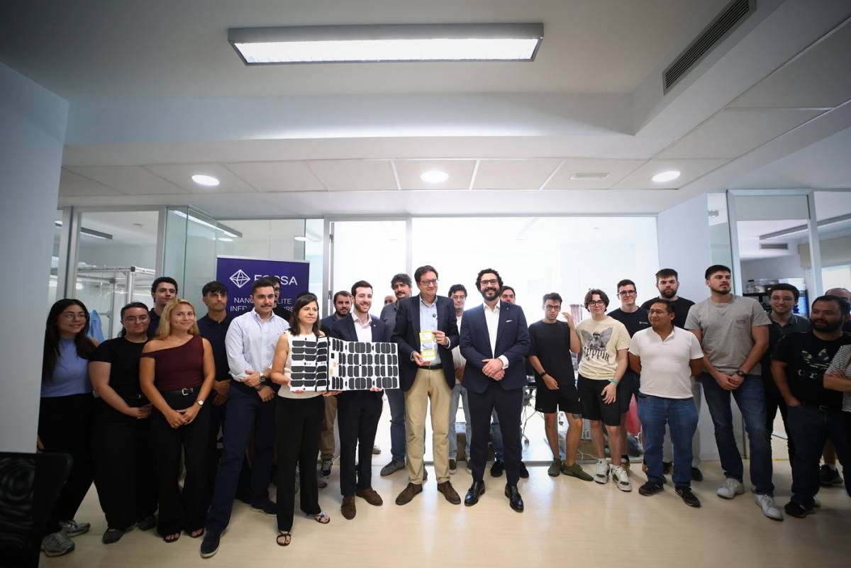 El ministro de Transformación Digital y de la Función Pública, Óscar López, posa con el equipo de FOSSA (FOSSA Systems) El ministro de Transformación Digital y de la Función Pública, Óscar López, posa con el equipo de FOSSA (FOSSA Systems)