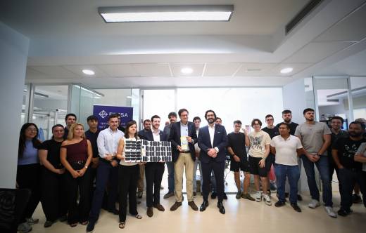 El ministro de Transformaci�n Digital y de la Funci�n P�blica, �scar L�pez, posa con el equipo de FOSSA (FOSSA Systems)