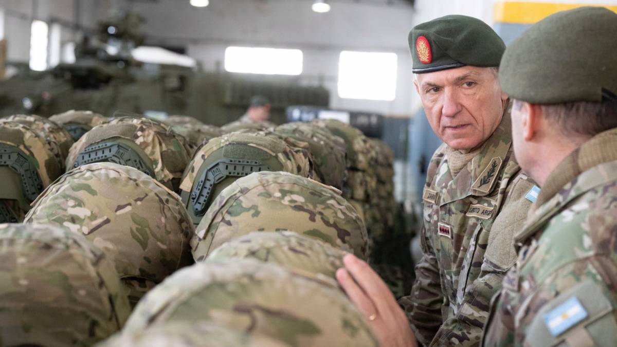 El general Zarich observando el material que proveerá al Ejército Argentino El general Zarich observando el material que proveerá al Ejército Argentino