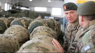 El general Zarich observando el material que�proveer�al Ej�rcito Argentino