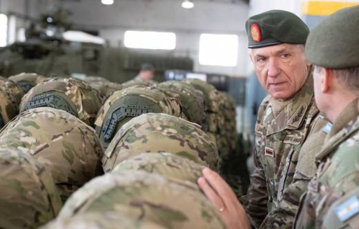 El general Zarich observando el material que�proveer�al Ej�rcito Argentino